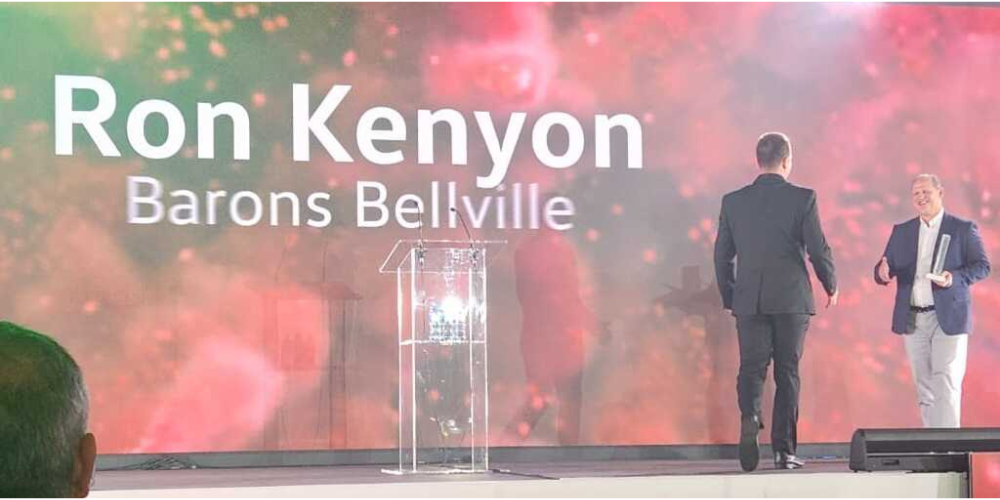 Ron Kenyon receives the MasterCars Golden Circle Sales Manager Award